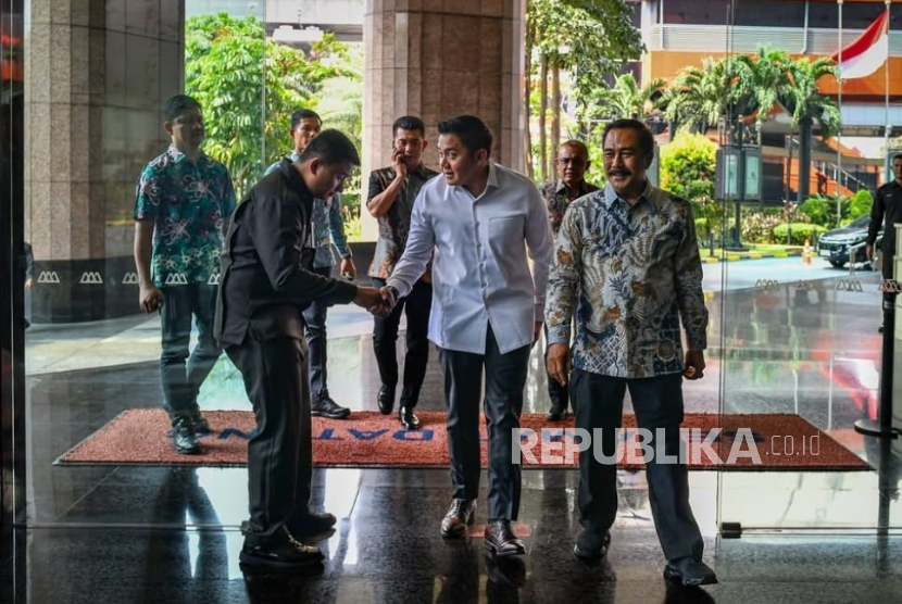 Seskab Letkol Inf Teddy Indra Wijaya mengunjungi kantor Menteri Imipas Jenderal (Purn) Agus Andrianto di kawasan Kuningan, Jakarta Selatan, Jumat (25/7/2025).
