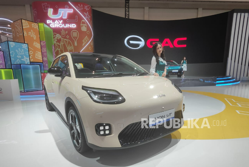 Mobil AION UT dipajang di booth GAC Indonesia di GIIAS, ICE, BSD City, Tangerang.