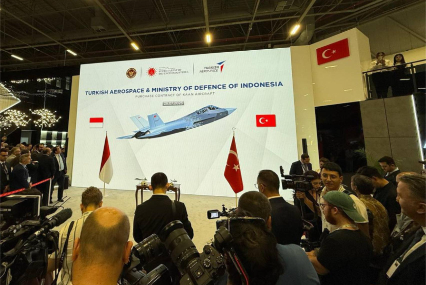 Turkish Aerospace Industries (TAI) dan Kemenhan RI resmi meneken kontrak penjualan 48 jet tempur KAAN di sela IDEF 2025, Istanbul, Turki, Sabtu (26/7/2025).