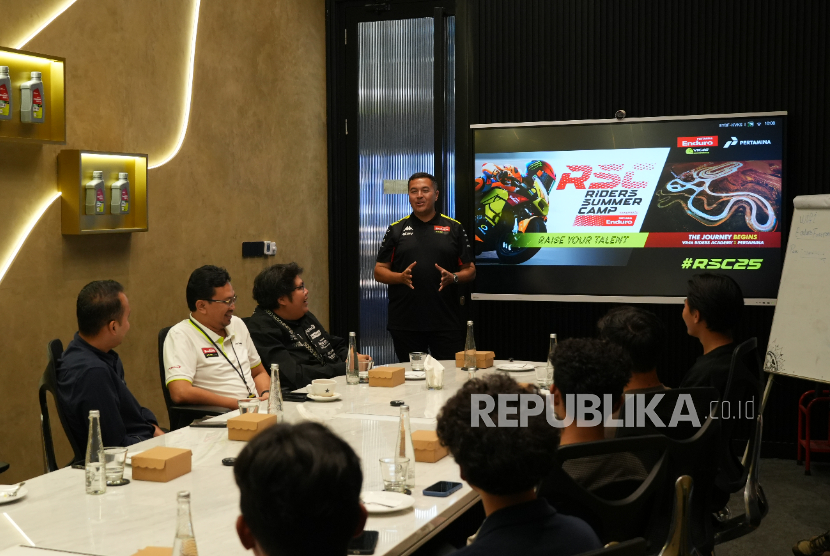 Rifat Sungkar (Brand Ambassador Pertamina Lubricants) memberikan arahan motivasi kepada para pembalap muda dalam sesi pembekalan Riders Summer Camp 2025 yang berlangsung di Enduro x Fastron Lounge, Jakarta, Jumat (25/7/2025).