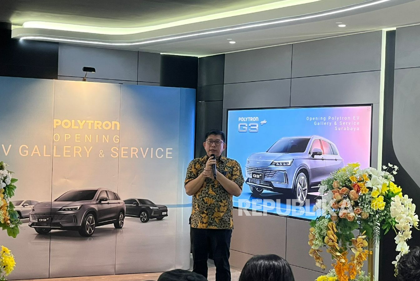 Tekno Wibowo, Commercial Director Polytron dalam pembukaan showroom baru mobil Polytron.  