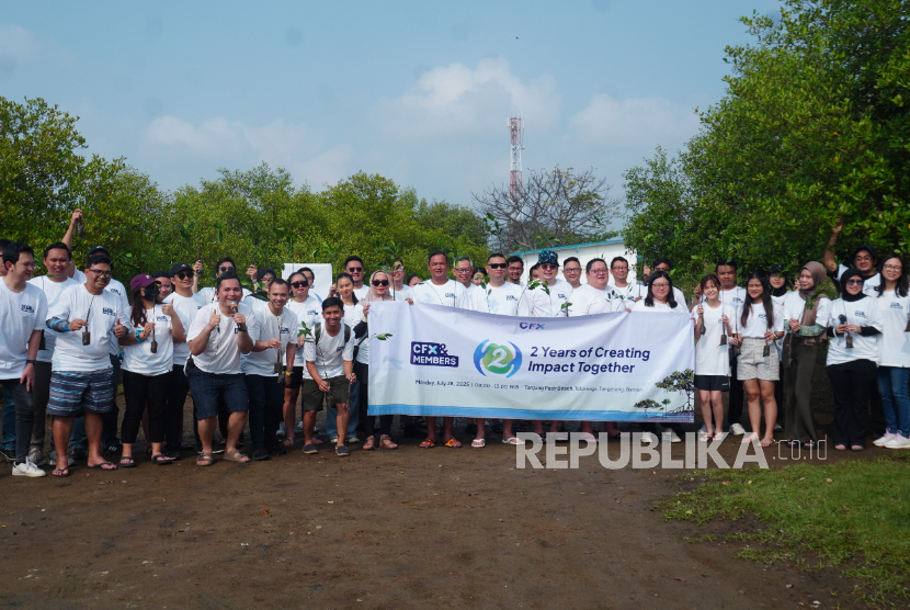 PT Central Finansial X (CFX), bursa aset keuangan digital pertama dan satu-satunya di Indonesia, menggelar kegiatan penanaman 300 bibit pohon mangrove di kawasan Pantai Tanjung Pasir, Tangerang, Banten, Senin (28/7/2025)