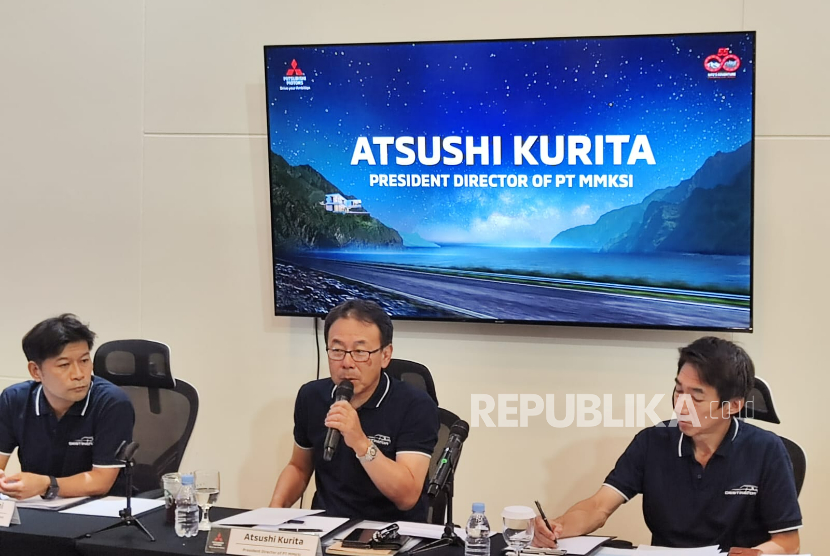 Presiden Direktur PT Mitsubishi Motors Krama Yudha Sales Indonesia (MMKSI) Atsushi Kurita memberikan pemaparan tentang Mitsubishi Destinator di GIIAS 2025, ICE BSD City, Tangerang, Senin (28/7/2025).