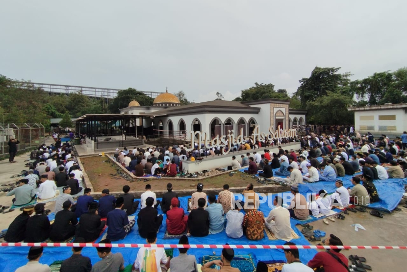 Sholat Idul Adha 2025 di Masjid As-Salam yang ada dibawah Dewan Kemakmuran Masjid Indonesia Morowali Industri Park (DKM IMIP) di Morowali, Sulawesi Tengah.