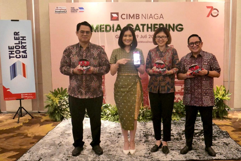 Head of Region Jawa Timur CIMB Niaga Rhena Octaria (kedua kiri) bersama Corporate Communications Head CIMB Niaga Hery Kurniawan (kanan), Branch Area Head Jawa Timur Region Area IV CIMB Niaga Lidya Wangsa (kedua kanan), dan Branch Manager CIMB Niaga KCP Gresik Denny Yuwana Hakim (kiri) di sela Media Gathering CIMB Niaga di Gresik, Selasa (29/7/2025). Melalui kegiatan ini, CIMB Niaga memperkuat komitmen untuk menghadirkan layanan perbankan yang lengkap dan relevan, baik melalui jaringan kantor cabang maupun kanal digital seperti OCTO Mobile, OCTO Clicks, dan BizChannel@CIMB.   