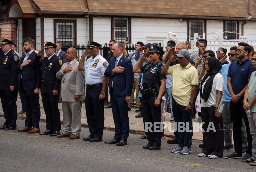 Jenazah petugas NYPD Didarul Islam disambut di Masjid Jami Parkchester usai penembakan maut pada Senin, Selasa, 29 Juli 2025, di New York. 