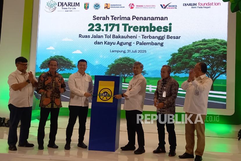 Bakti Lingkungan Djarum Foundation melakunan proses serah terima 23.171 pohon trembesi yang ditanam di Jalan Tol Trans Sumatra, di Hotel Novetel, Bandar Lampung, Kamis (31/7/2025). 