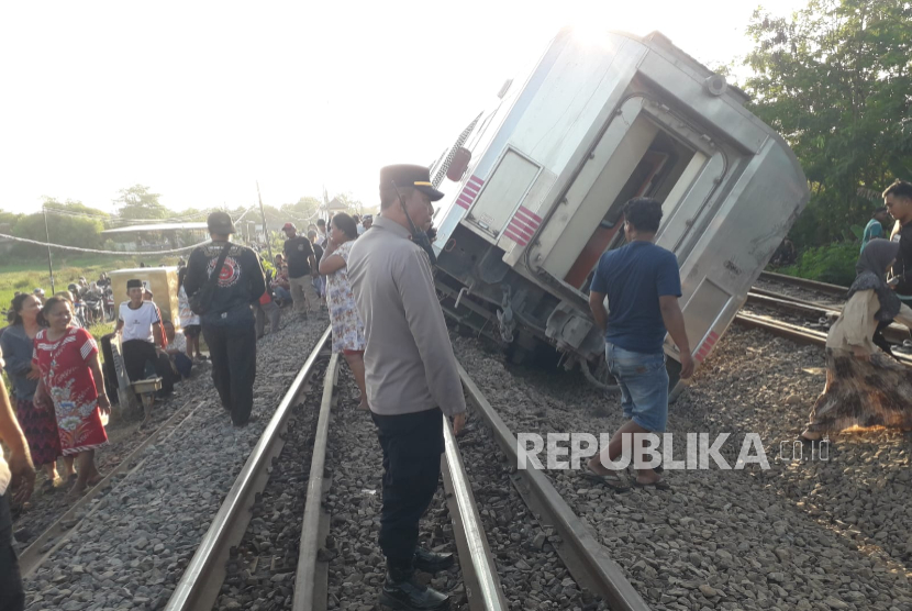 Kereta Api Argo Bromo Anggrek rute Surabaya Pasarturi-Jakarta anjlok di jalur Stasiun Pegaden, Kabupaten Subang, Jumat (1/8/2025) sore sekitar pukul 15.30 WIB.