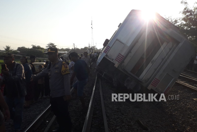 Kereta Api Argo Bromo Anggrek rute Surabaya Pasarturi-Jakarta anjlok di jalur Stasiun Pegaden, Kabupaten Subang, Jumat (1/8/2025) sore sekitar pukul 15.30 WIB.
