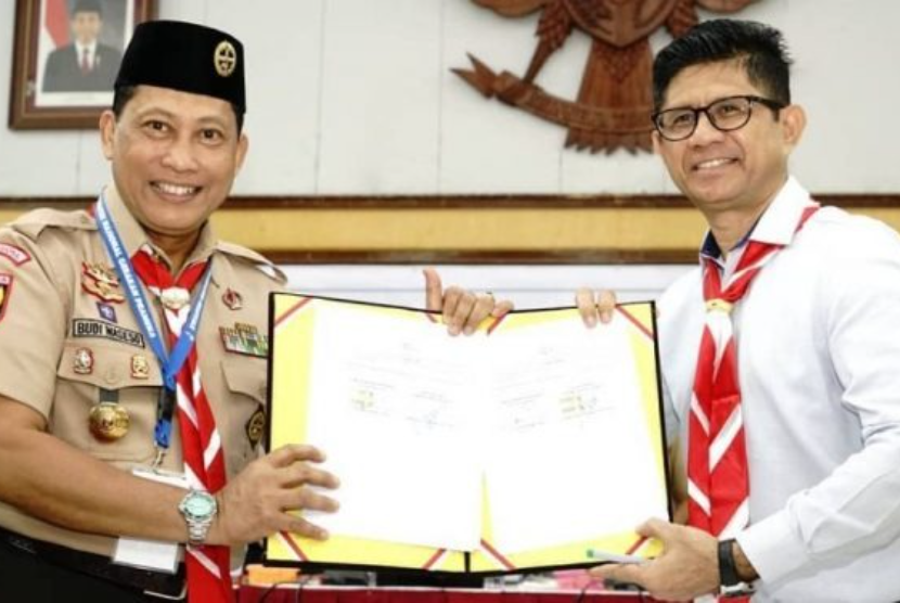 Ketua Kwarnas Budi Waseso saat meneken kerja sama dengan Wakil Ketua KPK Laode Syarif mengenai pendidikan anti-korupsi pada 27 Juni 2019. 