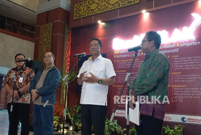 Menteri Hukum Supratman Andi Agtas memberikan keterangan terkait pemberian abolisi kepada Tom Lembong dan amnesti kepada Hasto Kristiyanto di Kantor Kementerian Hukum, Jakarta Selatan, Jumat (1/8/2025) malam.