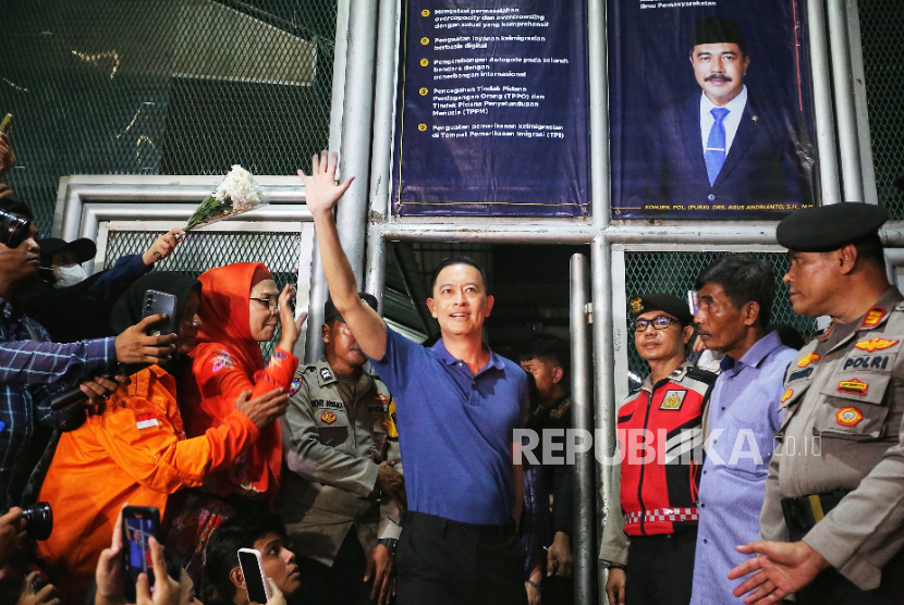 Terpidana kasus korupsi Tom Lembong saat keluar dari Rutan Cipinang, Jakarta Timur, Jumat (1/8/2025).