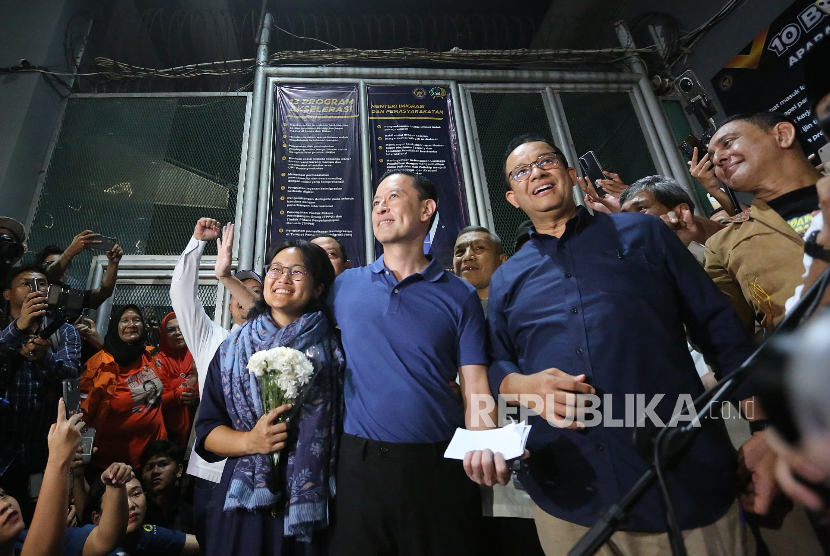 Mantan Menteri Perdagangan Tom Lembong didampingi mantan capres Anies Baswedan saat keluar dari Rutan Cipinang, Jakarta, Jumat (1/8/2025).