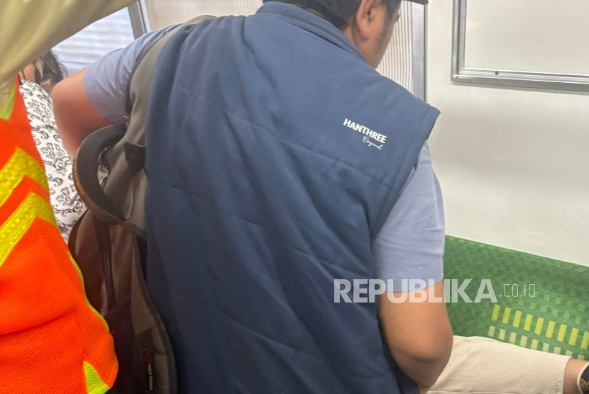 Penumpang perempuan (ditidurkan di kursi) tiba-tiba pingsan di KRL Commuter Line dalam perjalanan Stasiun Manggarai ke Stasiun Cikini pada Selasa pagi (5/8/2025) saat kereta mengalami gangguan.