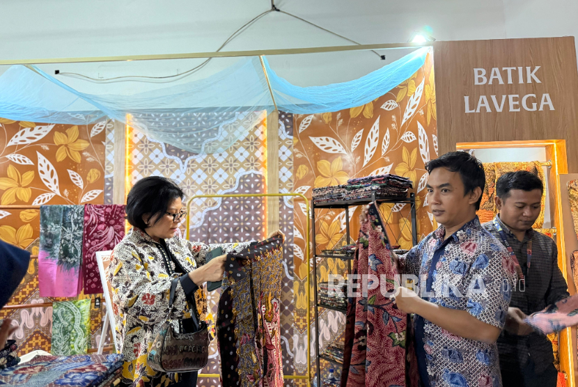 Tujuh UMK binaan Pelindo unjuk gigi di panggung batik nasional.