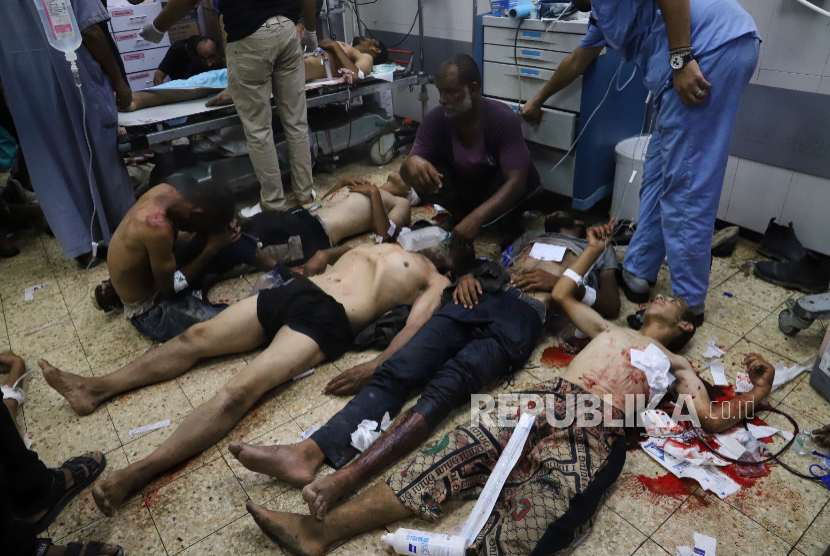 Warga Palestina yang terluka saat mencoba menjangkau truk bantuan yang memasuki Jalur Gaza melalui koridor Morag, di lantai Rumah Sakit Nasser di Khan Younis, Jalur Gaza, Selasa, 5 Agustus 2025.
