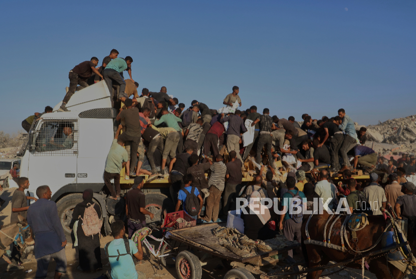 Warga Palestina berjuang mendapatkan makanan dan bantuan kemanusiaan di sepanjang koridor Morag dekat Rafah, di selatan Jalur Gaza, Senin, 4 Agustus 2025.