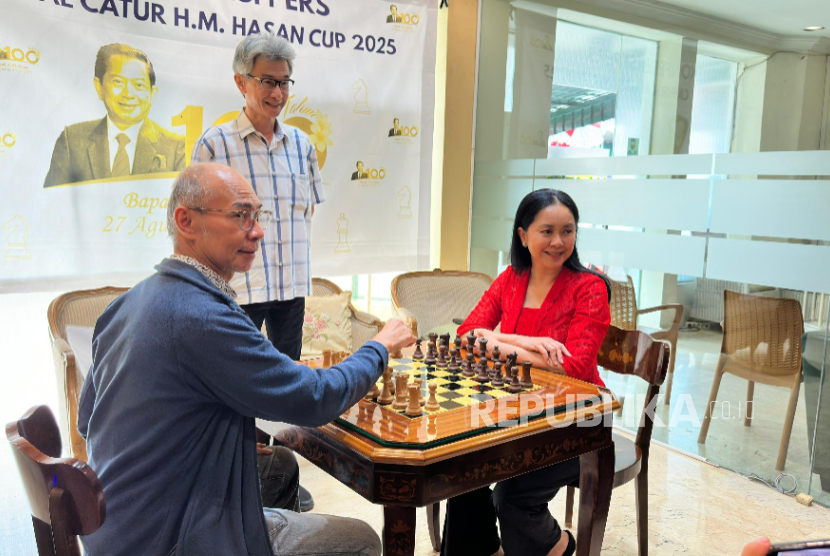 Anak bungsu HM Hasan, Maya Hasan (kanan) bersama dua kakaknya Iwan Hasan (kiri) dan Sjafei Hasan (berdiri) dalam konferensi pers turnamen catur junior HM Hasan Cup 2025 di Jakarta, Rabu (6/8/2025). Maya Hasan adalah seorang pemetik harpa yang belakangan kerap mengisi layar lebar di sejumlah film.