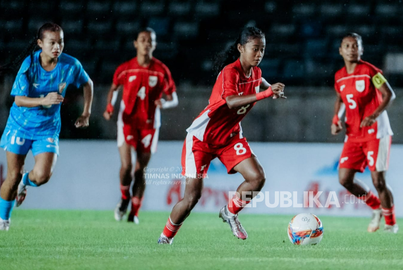 Timnas putri Indonesia U-20 menghadapi India pada Kualifikasi Piala Asia U-20 2026. Dalam laga pembuka Grup D, di Myanmar, Rabu (6/8/2025) malam, Indonesia bermain imbang 0-0. 