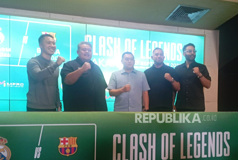 Gustiantira Alandy (tengah), Presiden Direktur MPRO International yang menjadi Promotor El Clasico Legend, duel Legenda Barcelona vs Legenda Real Madrid yang akan Digelar 27 September 2025 di SUGBK Senayan Jakarta.