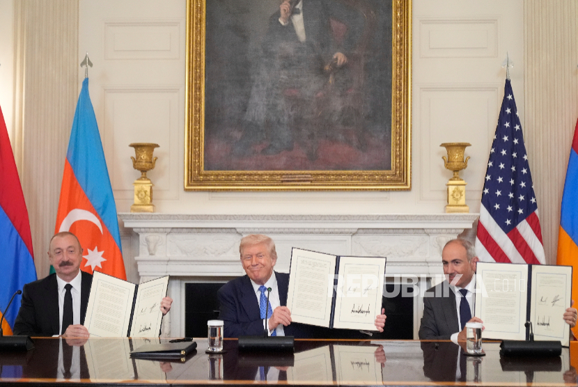 Presiden AS Donald Trump,  PM Armenia Nikol Pashinyan (kanan) dan Presiden Azerbaijan Ilham Aliyev menunjukkan dokuman perjanjian damai di Gedung Putih, Washington, Jumat, 8 Agustus 2025. 