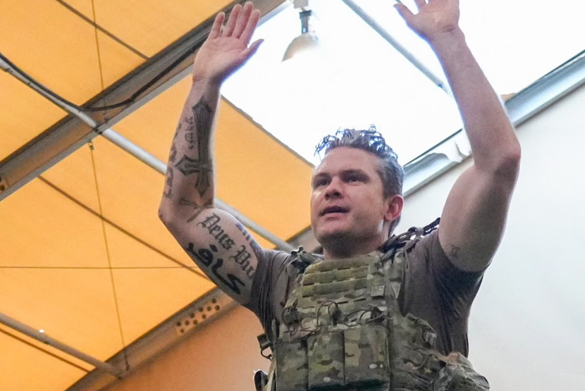 Tato kafir Menteri Pertahanan AS Pete Hegseth terlihat dalam foto yang diposting akun Kementerian Pertahanan AS di X. 