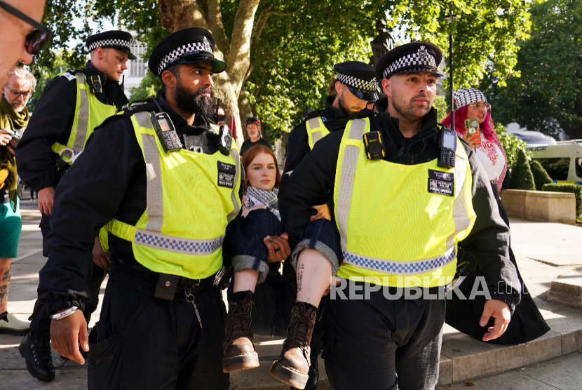 Petugas polisi menangkap demonstran saat protes mendukung Rakyat Palestina di Gaza, di Lapangan Parlemen, London, Sabtu, 9 Agustus 2025.