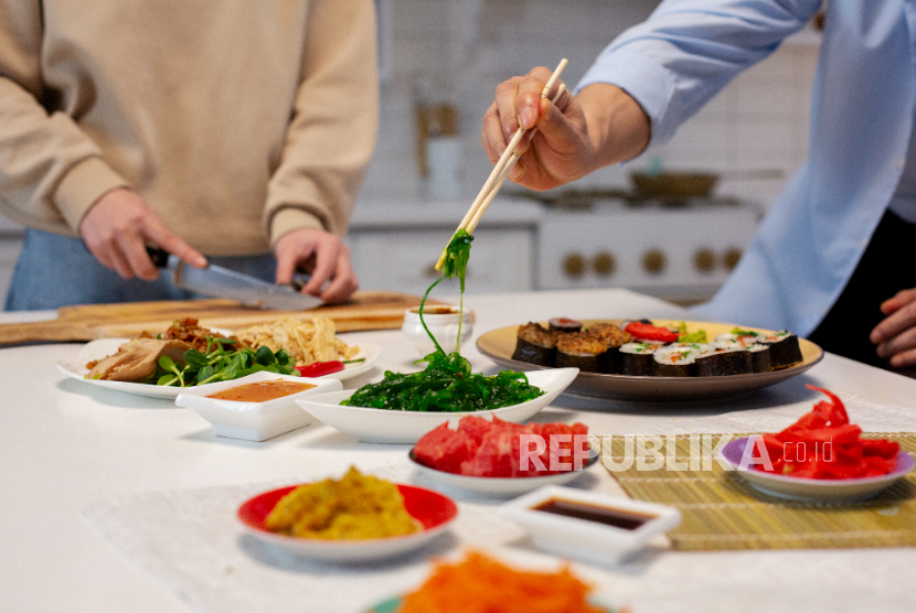 Ilustrasi makan. Ade Rai berbagi tips agar perut tdak buncit.