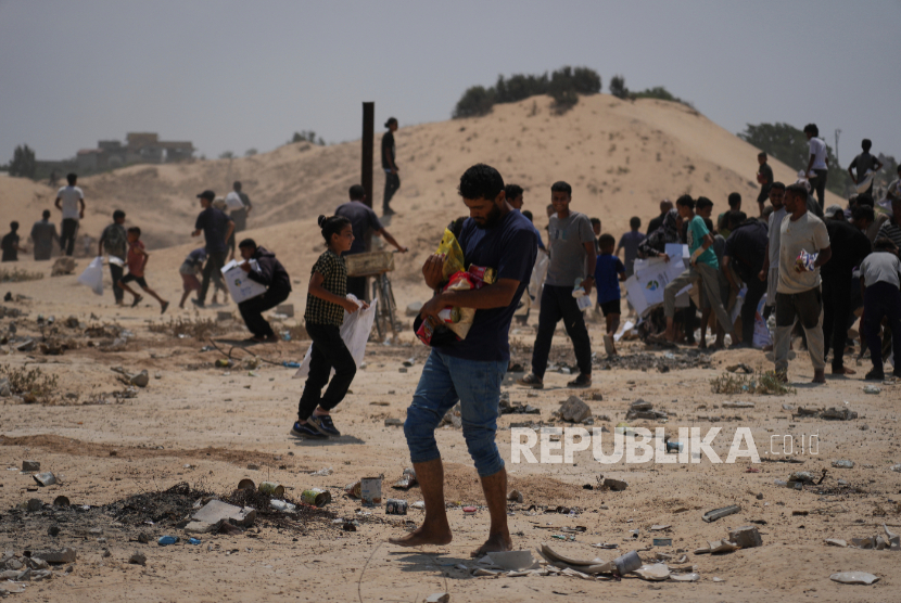 Warga Palestina mengumpulkan paket bantuan kemanusiaan dari Uni Emirat Arab yang diterjunkan dari udara ke Deir al-Balah, di Jalur Gaza tengah, Sabtu, 9 Agustus 2025.