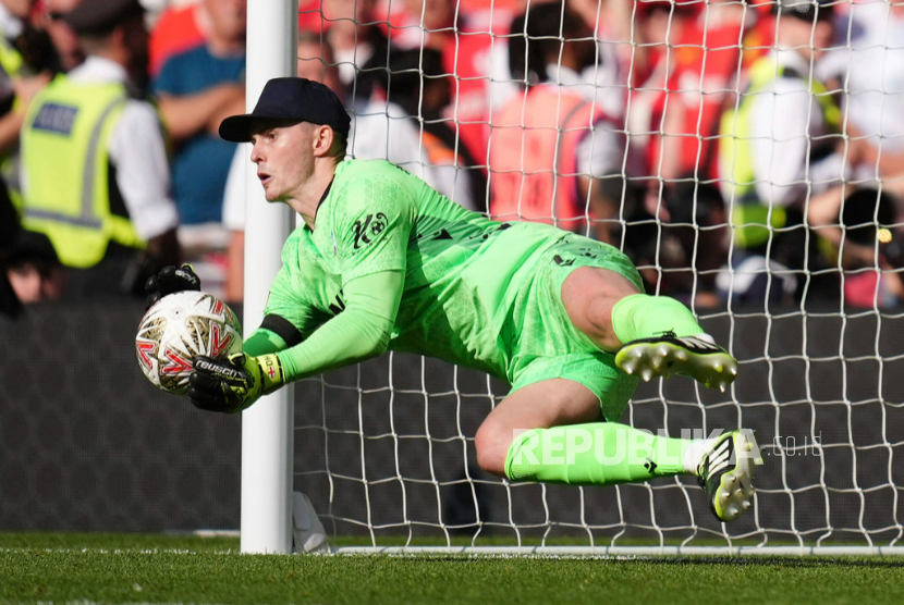 Kiper Crystal Palace Dean Henderson menyelamatkan tendangan penalti Harvey Elliot dari Liverpool dalam laga Community Shield di Stadion Wembley, Inggris, Ahad (10/8/2025).