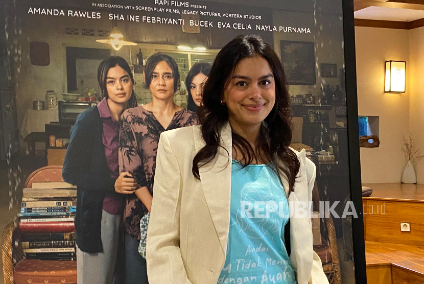 Aktris Eva Celia dalam Content Day film Andai Ibu Tidak Menikah dengan Ayah di kawasan Kemang, Senin (11/8/2025). 