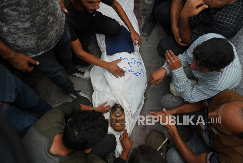 Jenazah koresponden Al Jazeera Mohamed Qureiqeh yang terbunuhskibat serangan udara Israel, di Rumah Sakit Shifa di Kota Gaza Senin, 11 Agustus 2025.x
