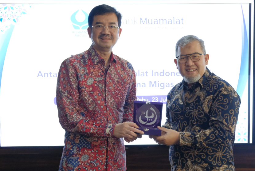 Direktur Utama Bank Muamalat Imam Teguh Saptono (kanan) menyerahkan cenderamata kepada Ketua Umum Himpunan Wiraswasta Nasional Minyak dan Gas Bumi (Hiswana Migas) Rachmad Muhamadiyah usai menandatangani nota kesepahaman (memorandum of understanding atau MoU) di Jakarta.