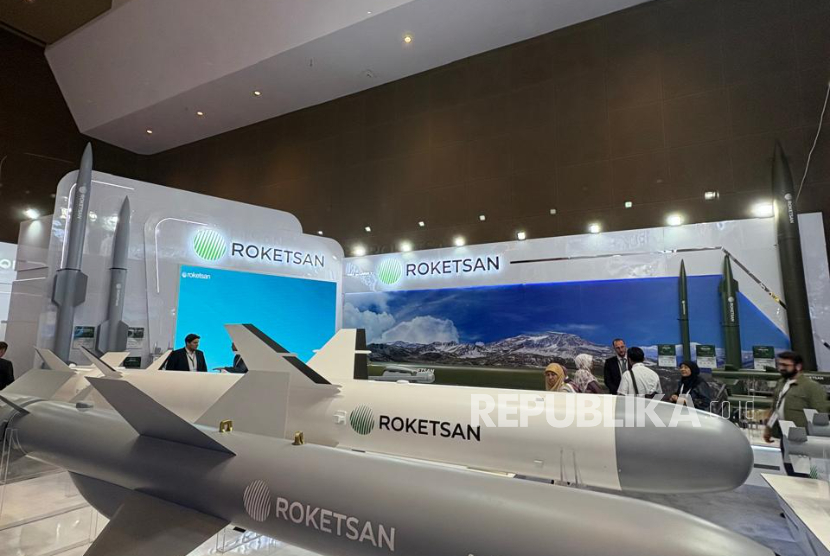 Rudal balistik Roketsan dari Turki dipajang di IndoDefence 2024, JIExpo, Kemayoran, Jakarta Pusat pada 11-14 Juni 2025.