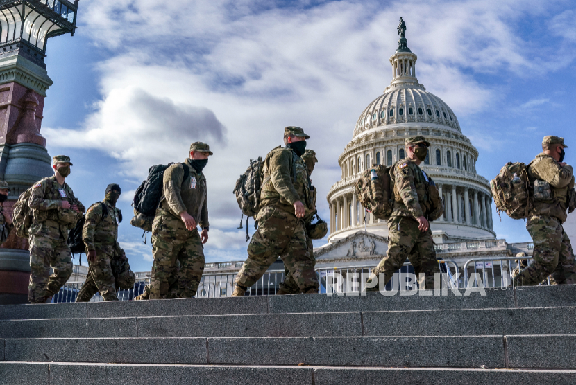 Pasukan Garda Nasional dan Polisi Capitol AS berjaga-jaga di sekitar halaman Capitol di Washington, 3 Maret 2021. 