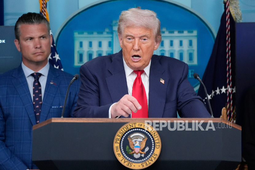 Presiden Donald Trump didampingi Menteri Pertahanan Pete Hegseth berbicara di Gedung Putih, Washington, DC, Senin, 11 Agustus 2025.