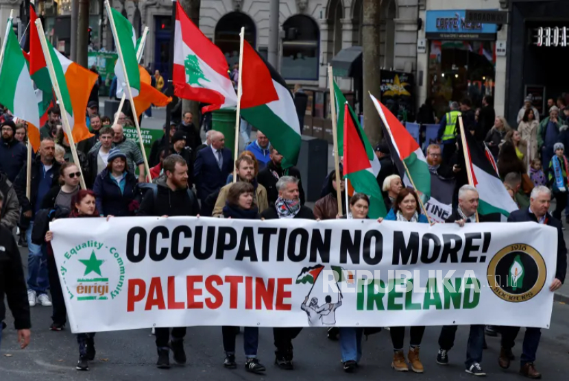 Massa menyerukan pemerintah untuk menjatuhkan sanksi terhadap Israel dalam demonstrasi di Dublin, Irlandia, 9 November 2024. U2, band asal Iralndia akhirnya bersuara soal Gaza