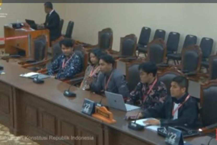 Direktur Eksekutif Deconstitute, Harimurti, bersama dengan mahasiswa Unas, saat sidang perdana di Mahkamah Konstitusi (MK).