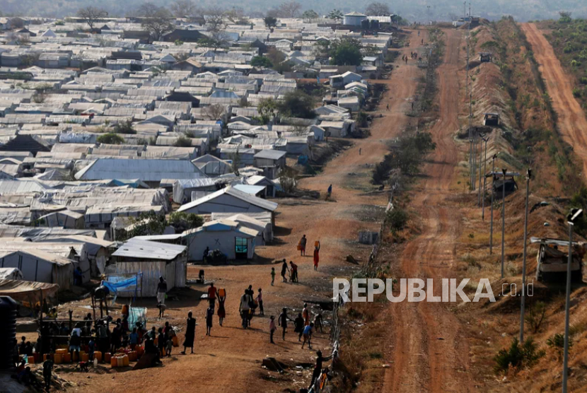 Pengungsi internal berkumpul di tempat pengumpulan air di lokasi PBB di luar ibu kota Sudan Selatan, Juba, pada 2017. Pemerintah Sudan Selatan, Rabu (13/8/2025) membantah siap menampung warga Gaza.  