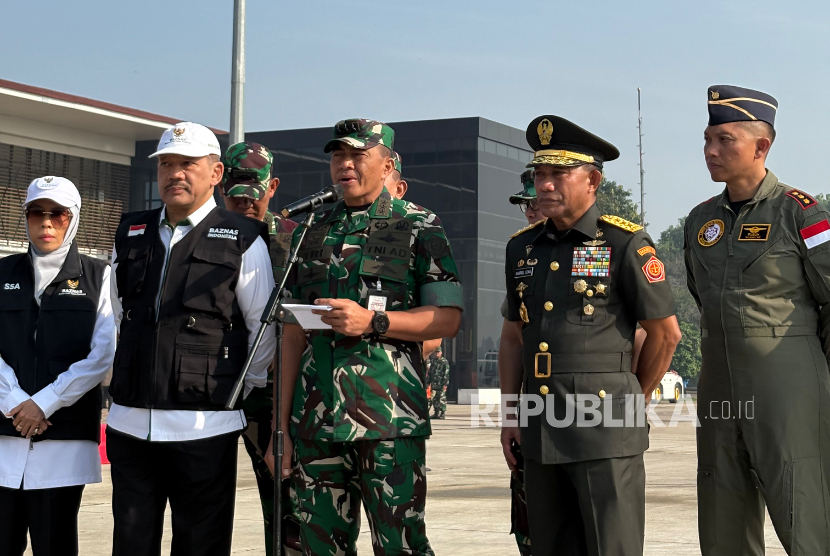 Sekjen Kemenhan Letjen Tri Budi Utomo (tengah) di Base Ops Lanud Halim Perdanakusuma, Jakarta Timur, Rabu (13/8/2025).