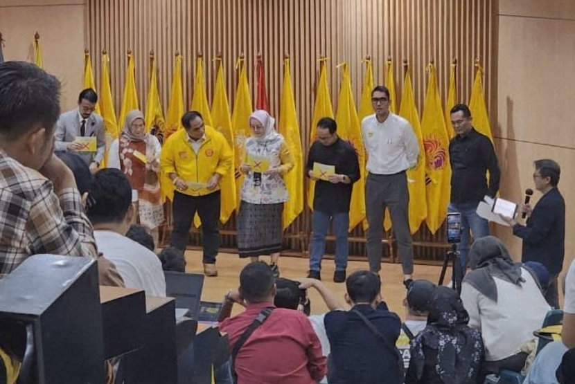 Seluruh kandidat Ketua Umum ILUNI UI saat mengikuti Adu Gagasan 2 di Auditorium Soeriaatmaja FEB UI Kampus UI Depok, Selasa (12/8/2025).