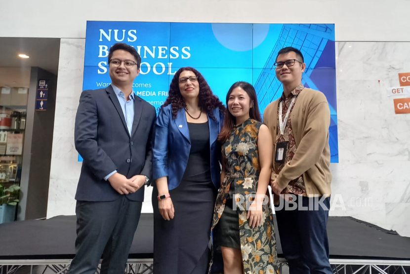 Alumni NUS Business School Jose Akbar Juoro, Wakil Dekan NUS Business Prof Jumana Zahalka, mahasiswa NUS Business School Saren Veronica, dan alumni NUS Business School Jefferson, di NUS Business School, Rabu (13/8/2025). 