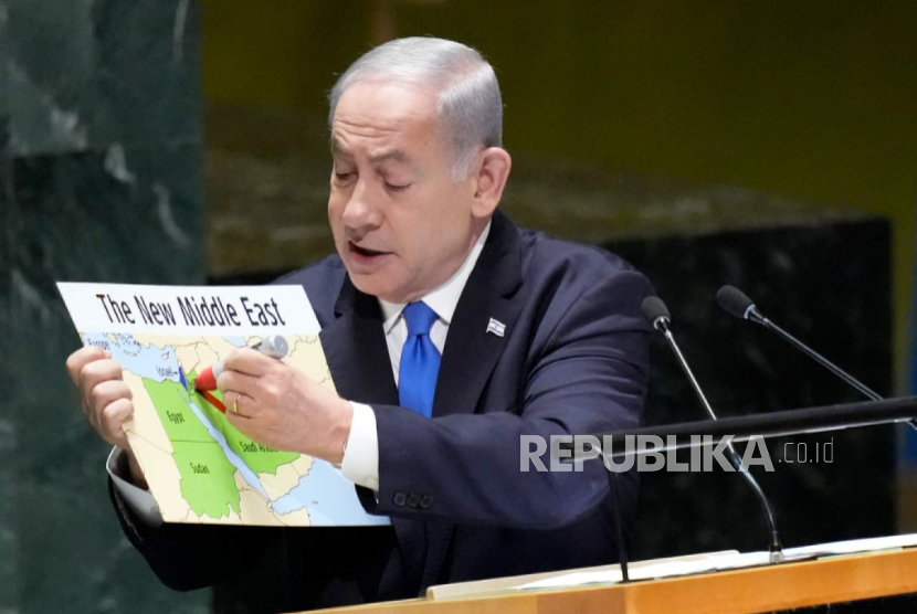 Perdana Menteri Israel Benjamin Netanyahu menunjukkan peta 'Timur Tengah Baru' pada sesi ke-78 Majelis Umum PBB, Jumat, 22 September 2023 di markas besar PBB. 