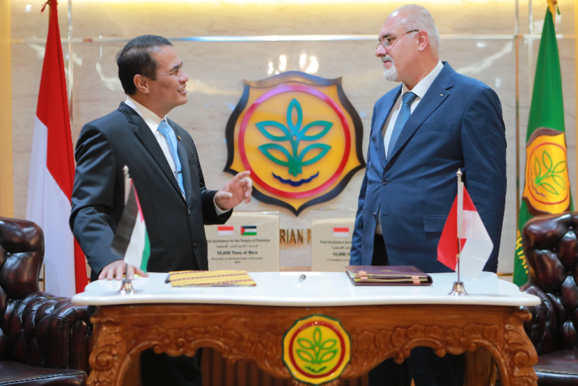 Menteri Pertanian RI Andi Amran Sulaiman Menteri Pertanian Palestina Rezq Basheer-Salimia dalam penandatangan kerja sama pertanian kedua negara.
