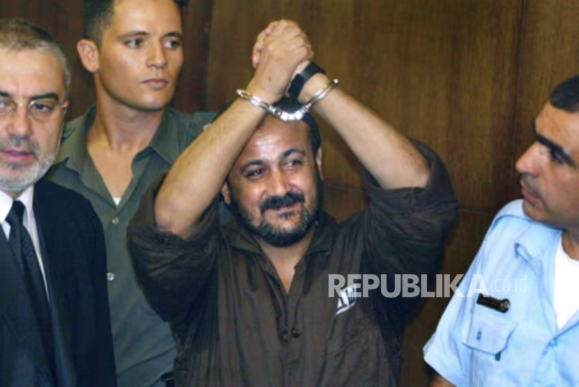 Marwan Barghouti pada hari pembukaan persidangannya di pengadilan distrik Tel Aviv pada Agustus 2002.