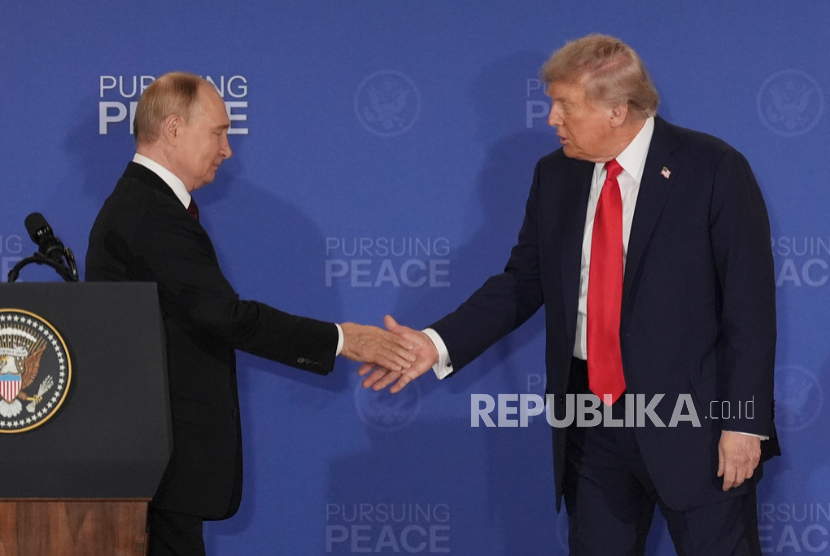 Presiden Donald Trumpmenjabat tangan Presiden Rusia Vladimir Putin saat konferensi pers di Pangkalan Bersama Elmendorf-Richardson, Alaska, Jumat, 15 Agustus 2025.