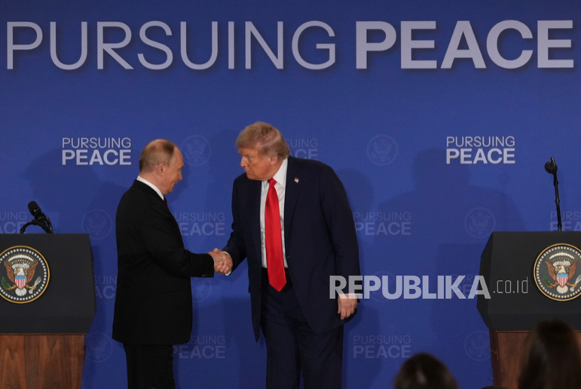 Presiden Donald Trumpmenjabat tangan Presiden Rusia Vladimir Putin saat konferensi pers di Pangkalan Bersama Elmendorf-Richardson, Alaska, Jumat, 15 Agustus 2025.