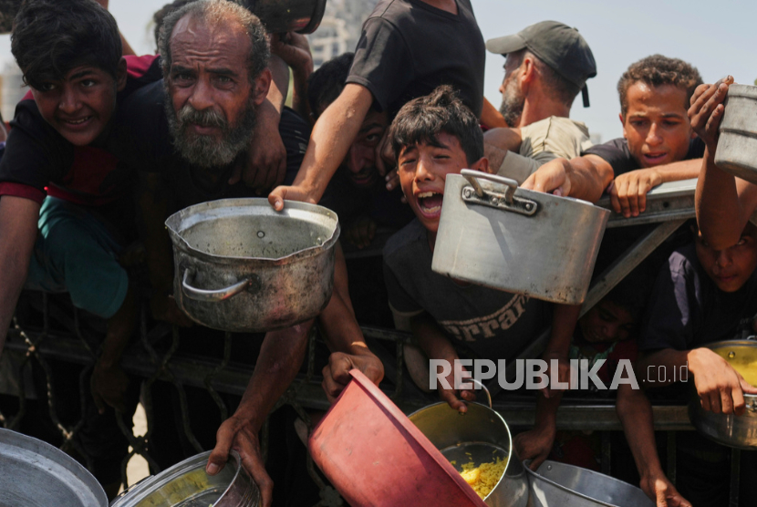 Warga Palestina berjuang untuk mendapatkan sumbangan makanan di dapur umum di Kota Gaza, Jalur Gaza utara, Sabtu, 16 Agustus 2025.