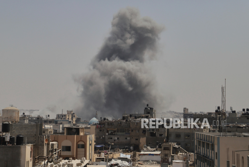 Asap membubung ke langit menyusul serangan udara tentara Israel di Khan Younis, Jalur Gaza, Jumat, 15 Agustus 2025. 