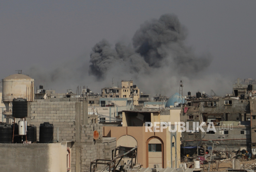 Asap membubung ke langit menyusul serangan udara tentara Israel di Khan Younis, Jalur Gaza, Jumat, 15 Agustus 2025. 